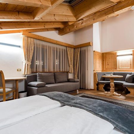 Garni Hotel Rosengarten B&B Сельва-ди-Валь-Гардена Экстерьер фото